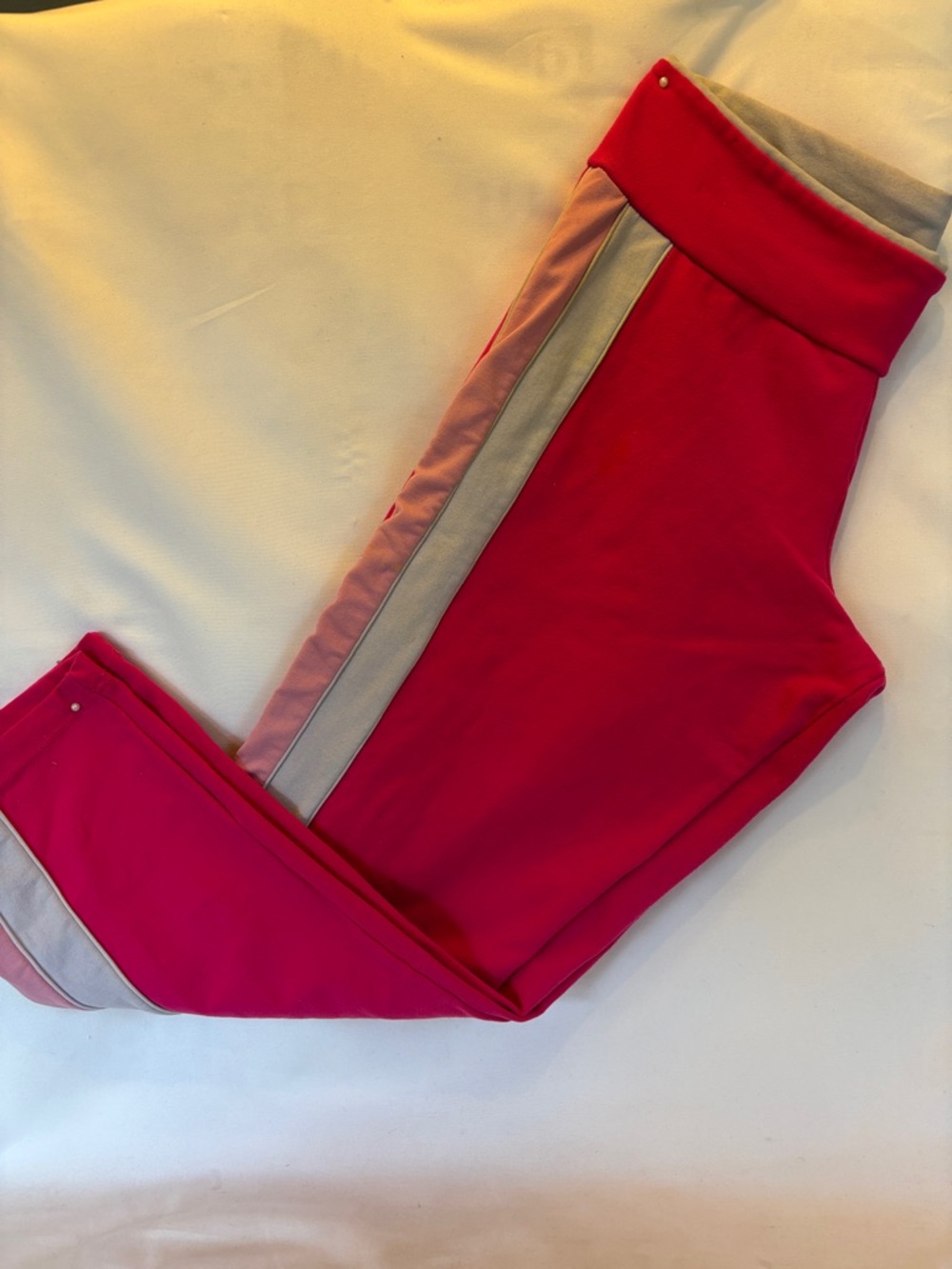 GENTLY WORN WOMEN’S HOT PINK CAPRI LEGGINGS WITH CONTRASTING SIDE STRIPES - Picture 1 of 12